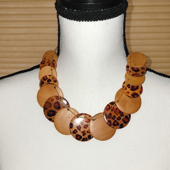 Unique Animal motif Necklace - Picture 1 of 3